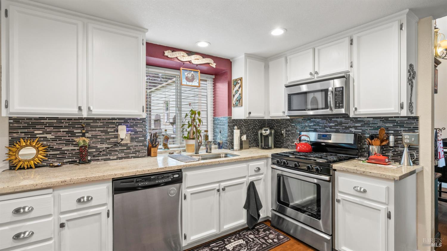 Detail Gallery Image 18 of 72 For 606 Sunnyvale Pl, Vacaville,  CA 95687 - 5 Beds | 2/1 Baths