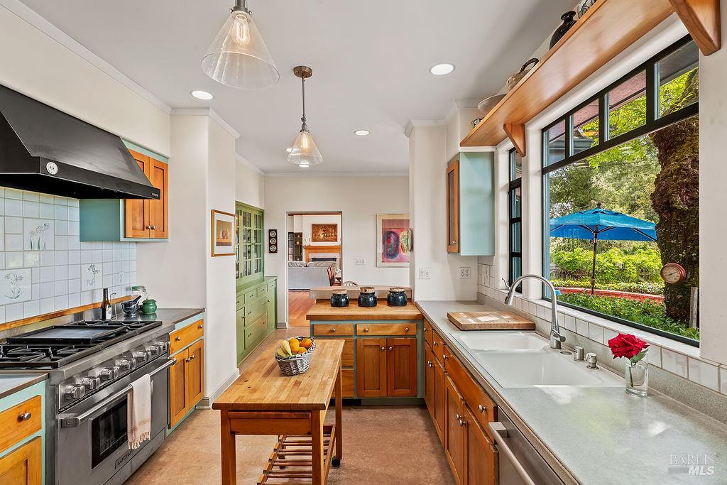 Detail Gallery Image 15 of 72 For 1212 N Fitch Mountain Rd, Healdsburg,  CA 95448 - 5 Beds | 3 Baths