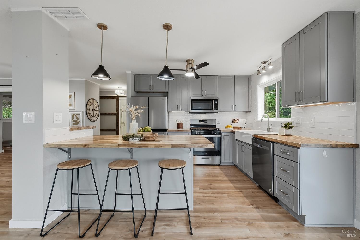 Detail Gallery Image 3 of 52 For 9480 Glenhaven Dr, Glenhaven,  CA 95443 - 2 Beds | 2 Baths