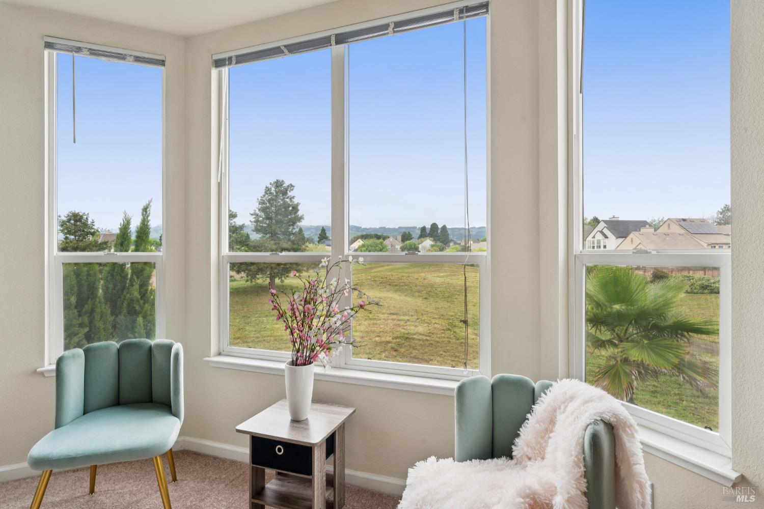 Detail Gallery Image 25 of 49 For 2147 Falcon Ridge Dr, Petaluma,  CA 94954 - 5 Beds | 2/1 Baths