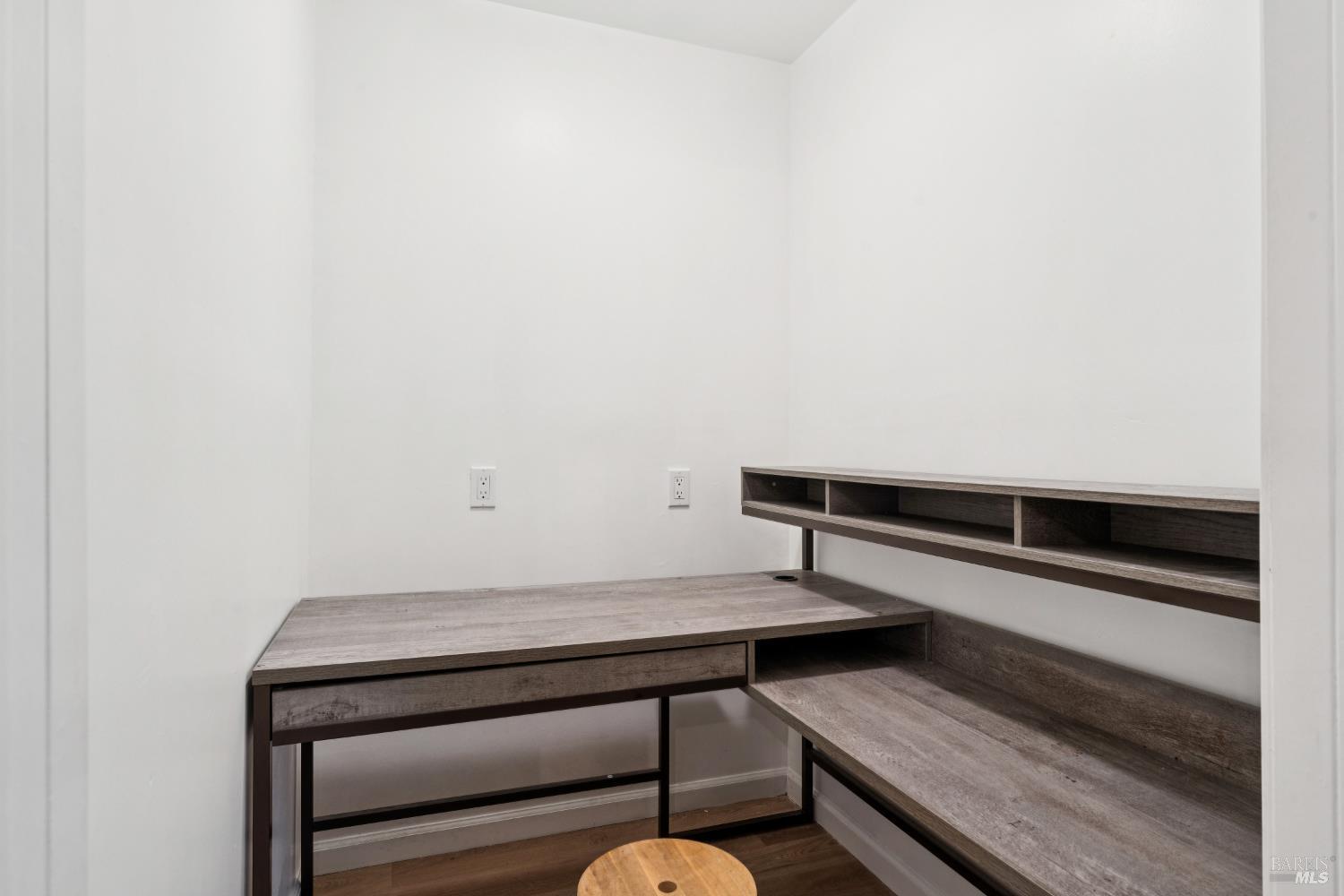 Detail Gallery Image 16 of 49 For 2147 Falcon Ridge Dr, Petaluma,  CA 94954 - 5 Beds | 2/1 Baths