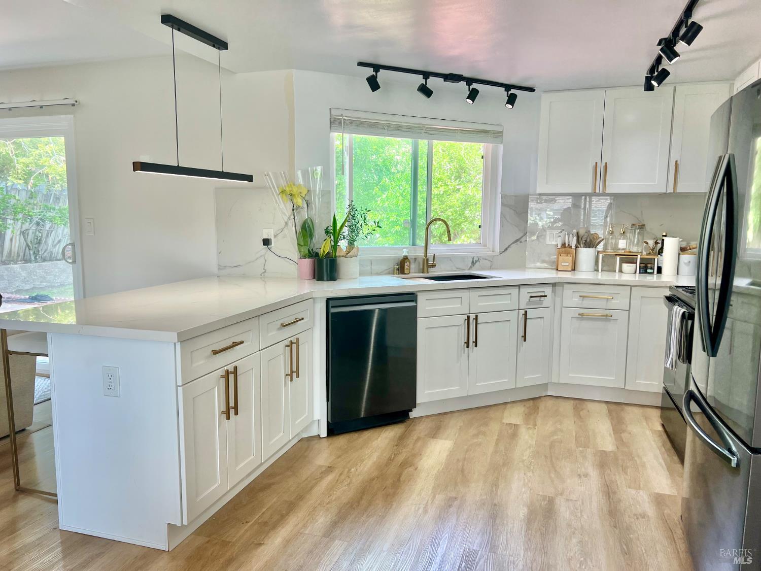 Detail Gallery Image 3 of 18 For 199 Regent Dr, Pittsburg,  CA 94565 - 3 Beds | 2 Baths