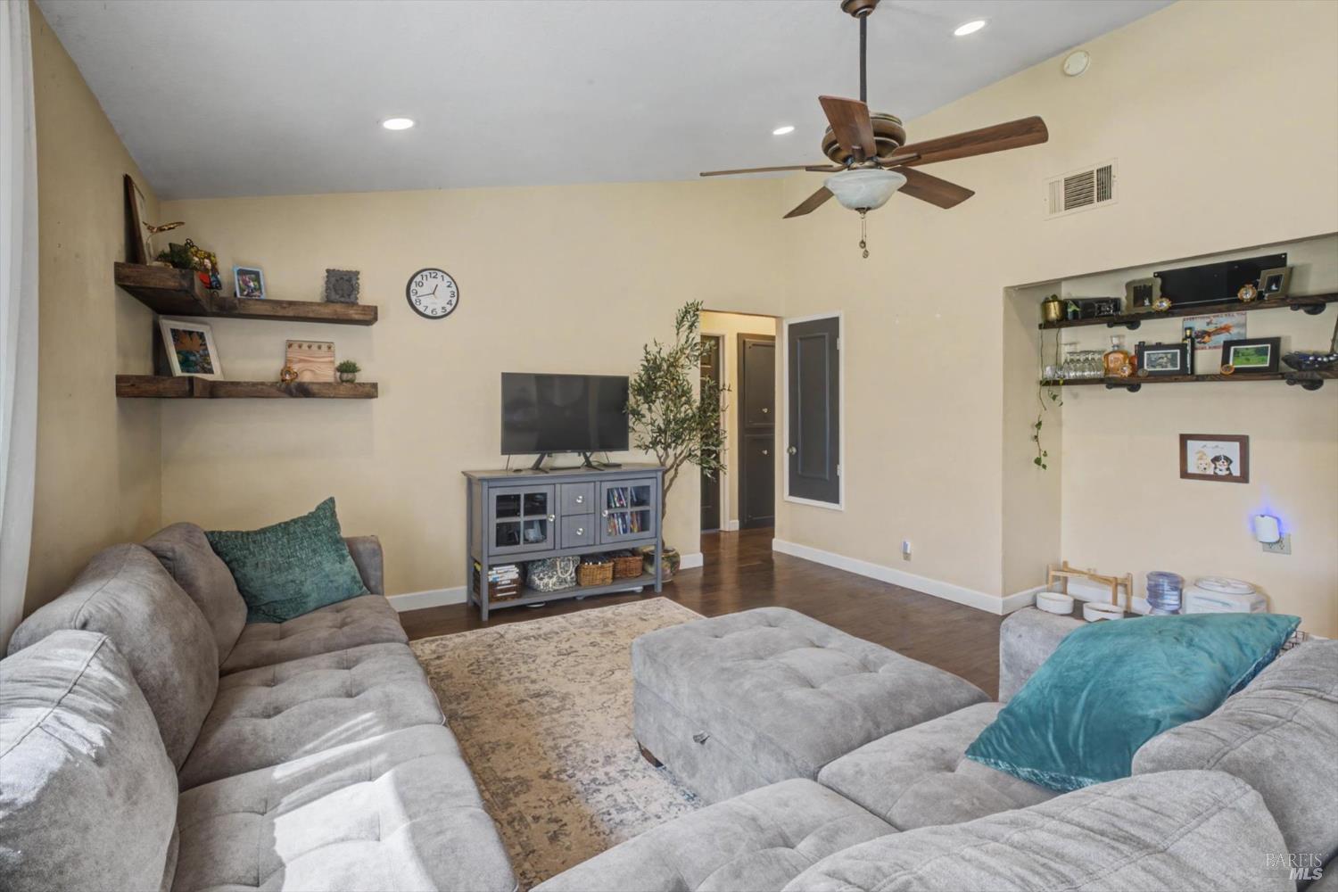 Detail Gallery Image 17 of 68 For 456 Marbella Ln, Vacaville,  CA 95688 - 4 Beds | 2 Baths