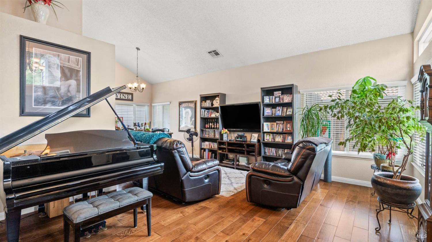 Detail Gallery Image 10 of 72 For 606 Sunnyvale Pl, Vacaville,  CA 95687 - 5 Beds | 2/1 Baths