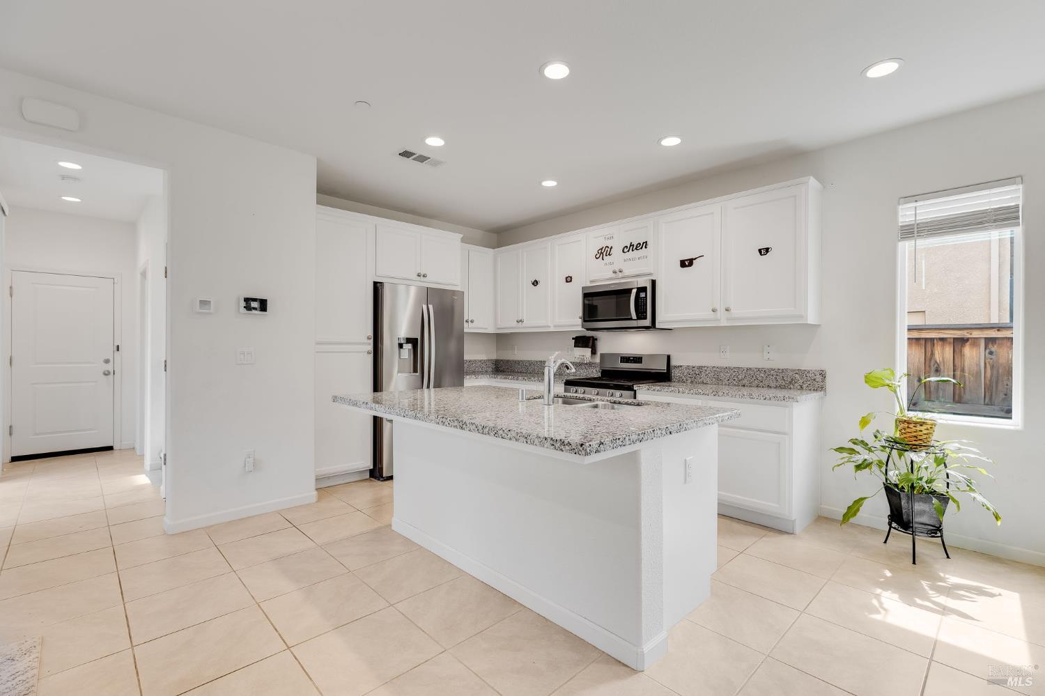 Detail Gallery Image 5 of 64 For 543 Vega Way, Vacaville,  CA 95687 - 3 Beds | 2/1 Baths