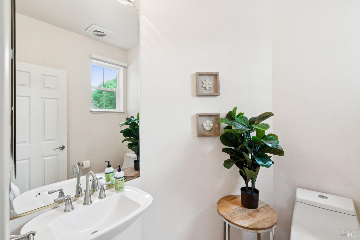 Detail Gallery Image 19 of 49 For 2147 Falcon Ridge Dr, Petaluma,  CA 94954 - 5 Beds | 2/1 Baths