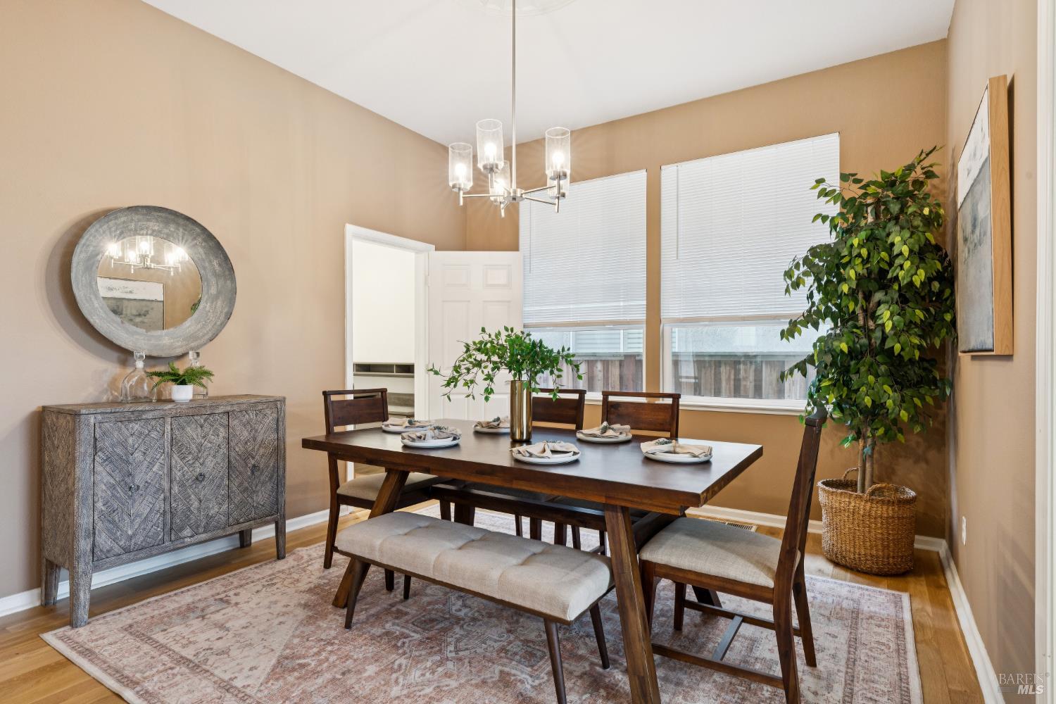 Detail Gallery Image 15 of 49 For 2147 Falcon Ridge Dr, Petaluma,  CA 94954 - 5 Beds | 2/1 Baths