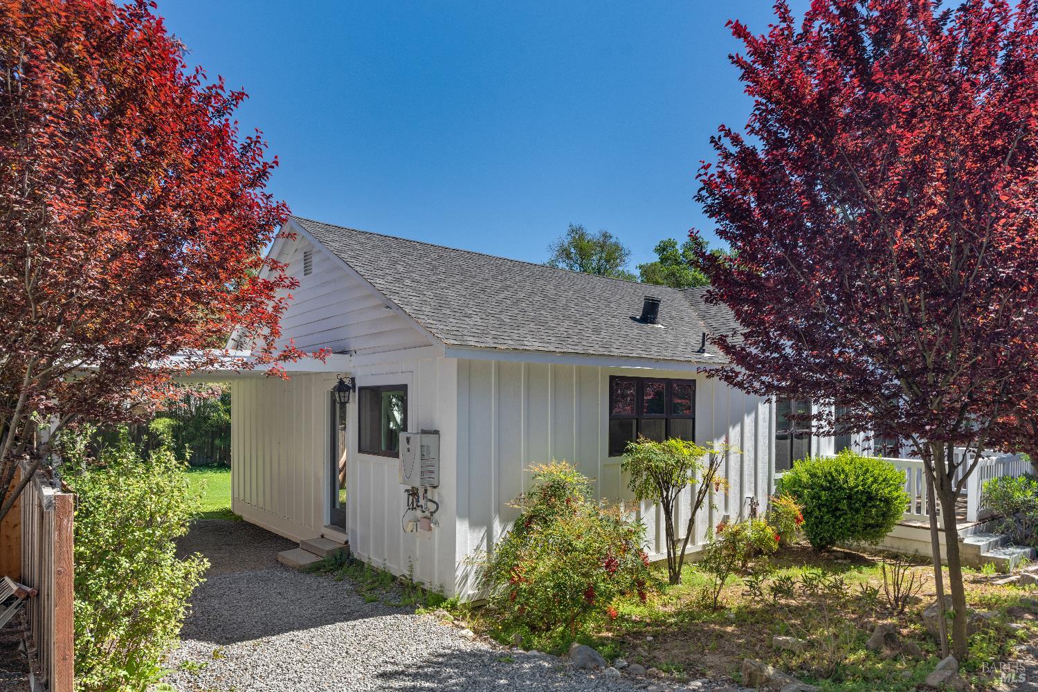 Detail Gallery Image 3 of 12 For 1554 Laurel Ln, Healdsburg,  CA 95448 - 3 Beds | 2 Baths