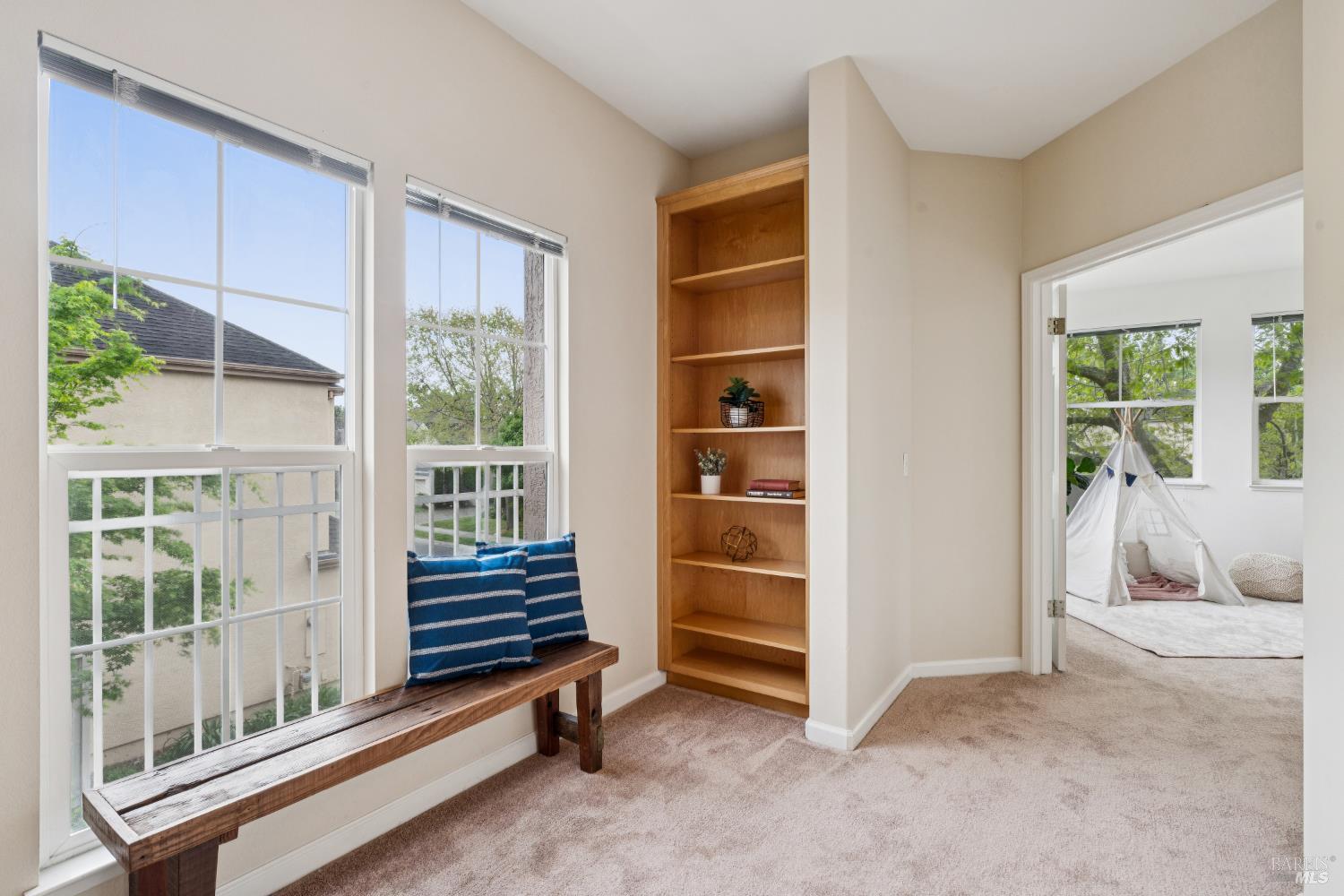 Detail Gallery Image 34 of 49 For 2147 Falcon Ridge Dr, Petaluma,  CA 94954 - 5 Beds | 2/1 Baths