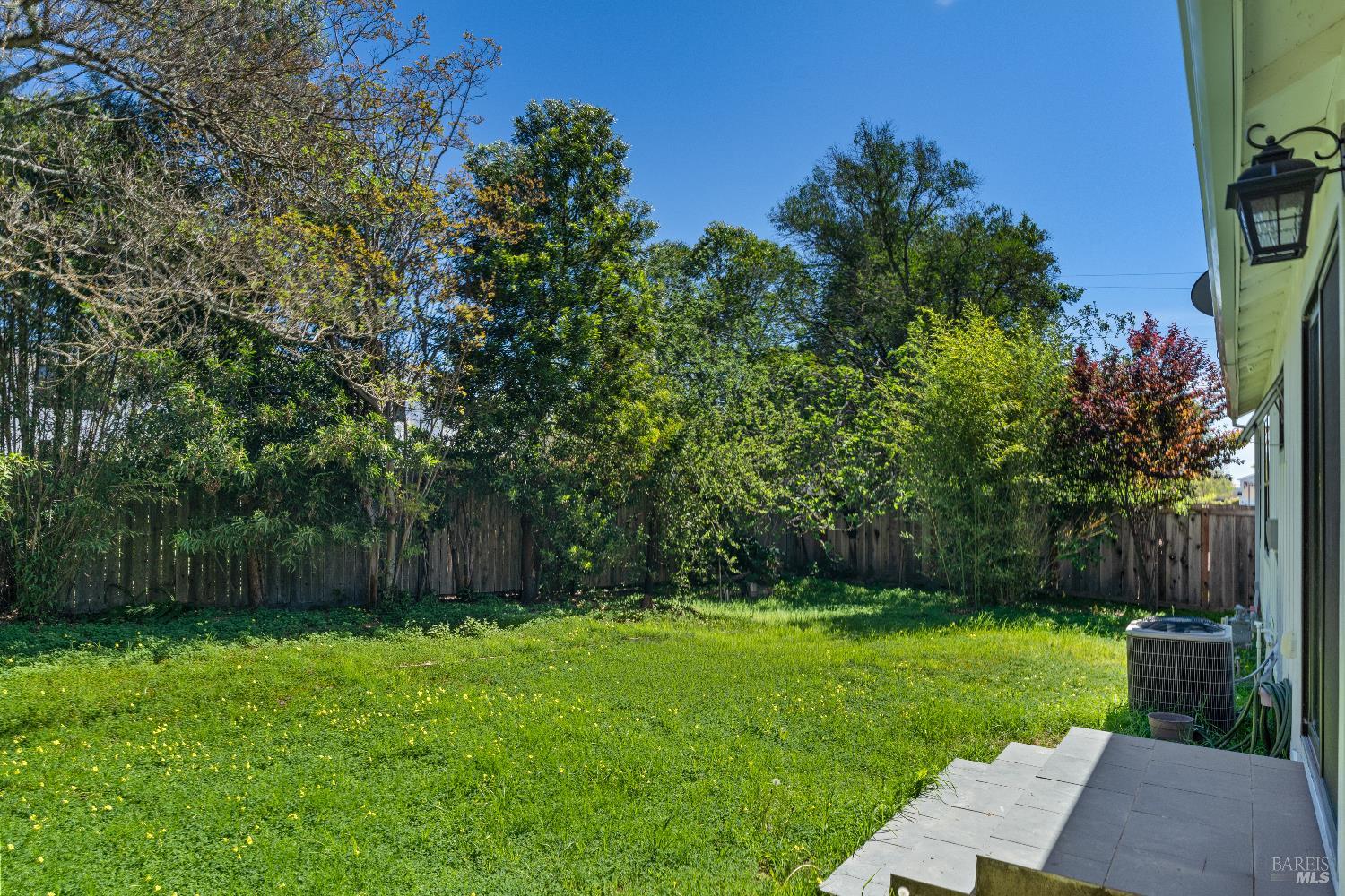 Detail Gallery Image 12 of 12 For 1554 Laurel Ln, Healdsburg,  CA 95448 - 3 Beds | 2 Baths