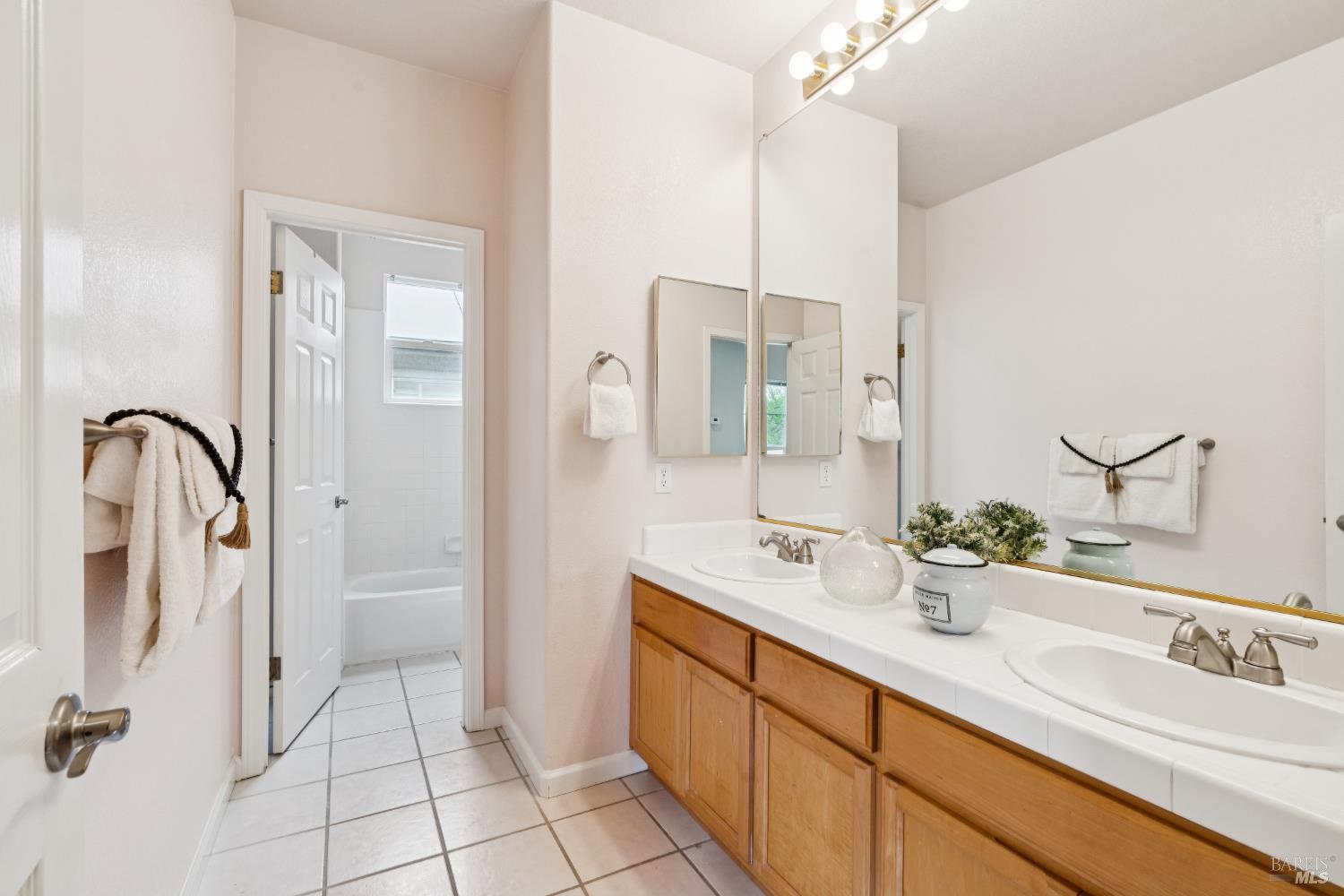 Detail Gallery Image 33 of 49 For 2147 Falcon Ridge Dr, Petaluma,  CA 94954 - 5 Beds | 2/1 Baths