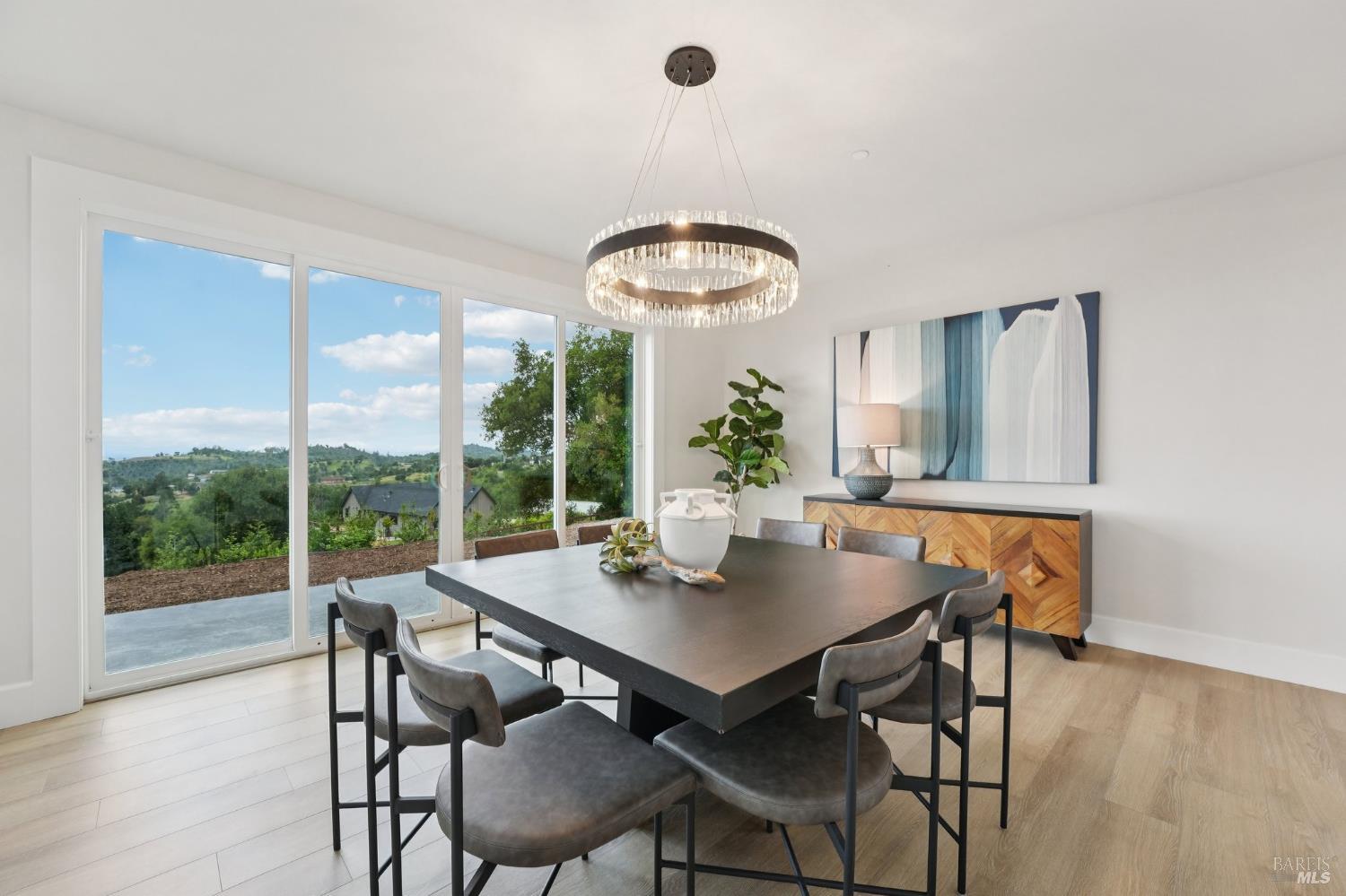 Detail Gallery Image 12 of 80 For 5663 Crystal Dr, Santa Rosa,  CA 95404 - 5 Beds | 3/1 Baths