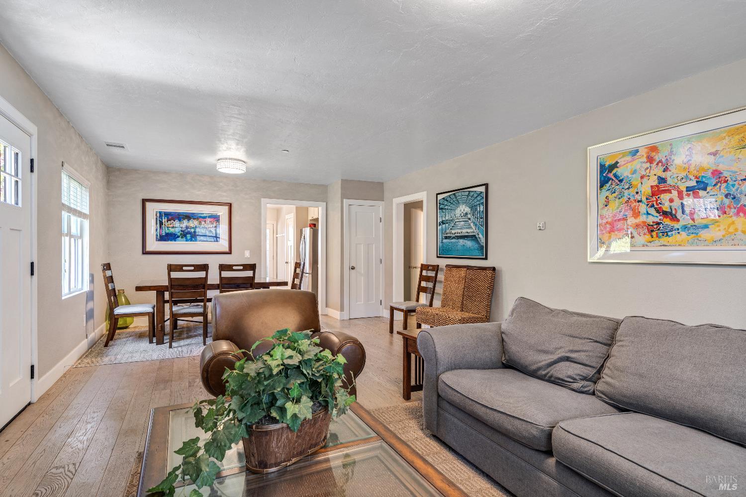 Detail Gallery Image 7 of 12 For 1554 Laurel Ln, Healdsburg,  CA 95448 - 3 Beds | 2 Baths