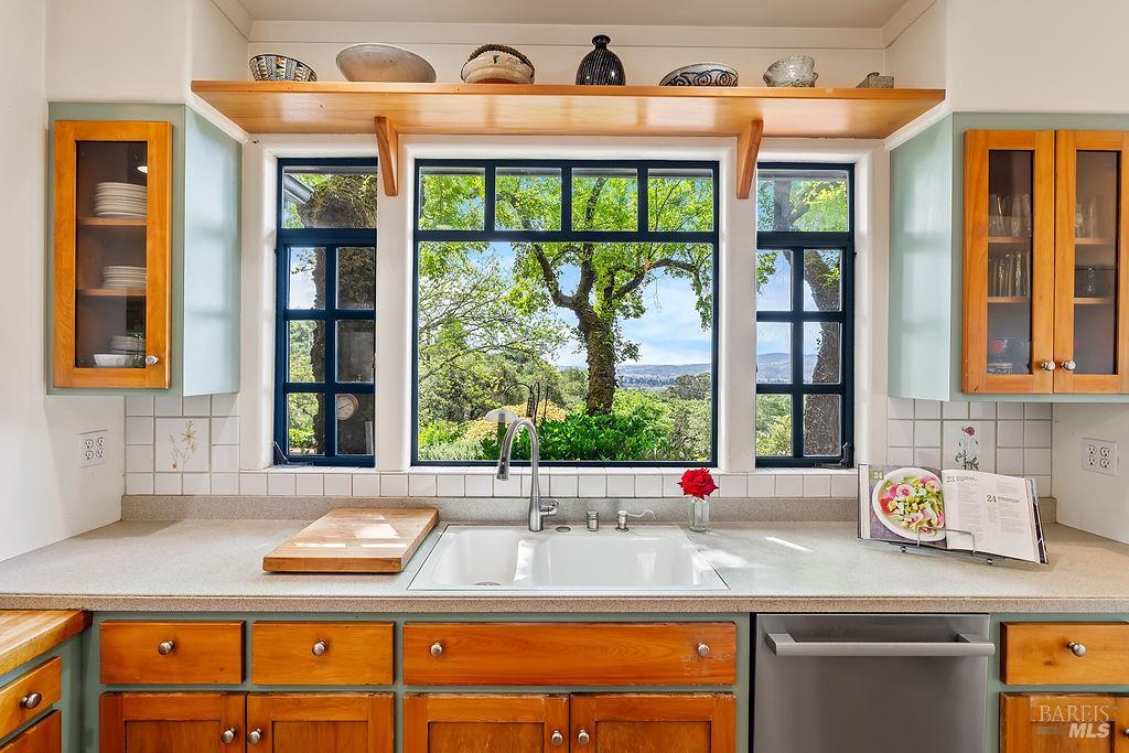 Detail Gallery Image 14 of 72 For 1212 N Fitch Mountain Rd, Healdsburg,  CA 95448 - 5 Beds | 3 Baths