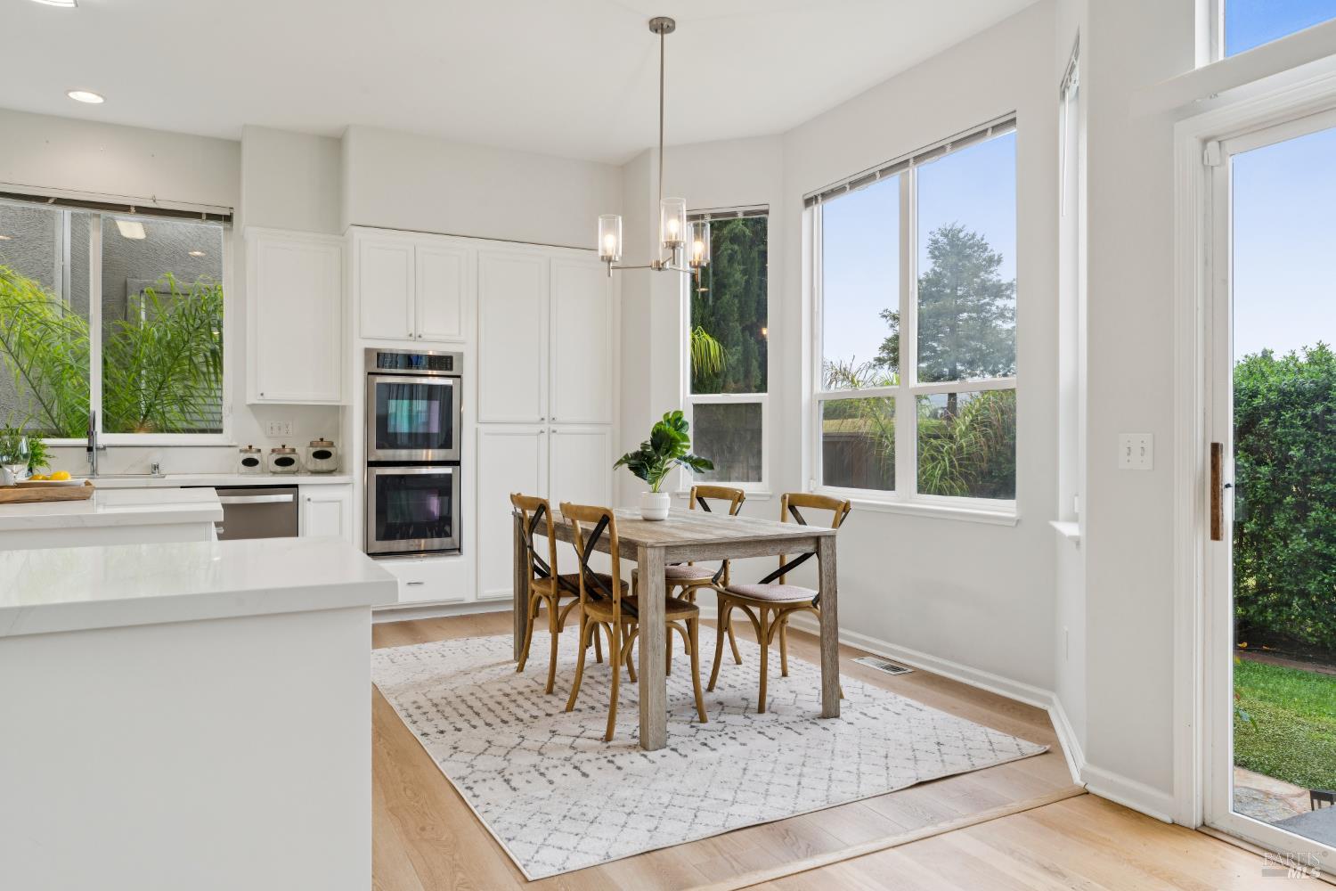 Detail Gallery Image 13 of 49 For 2147 Falcon Ridge Dr, Petaluma,  CA 94954 - 5 Beds | 2/1 Baths