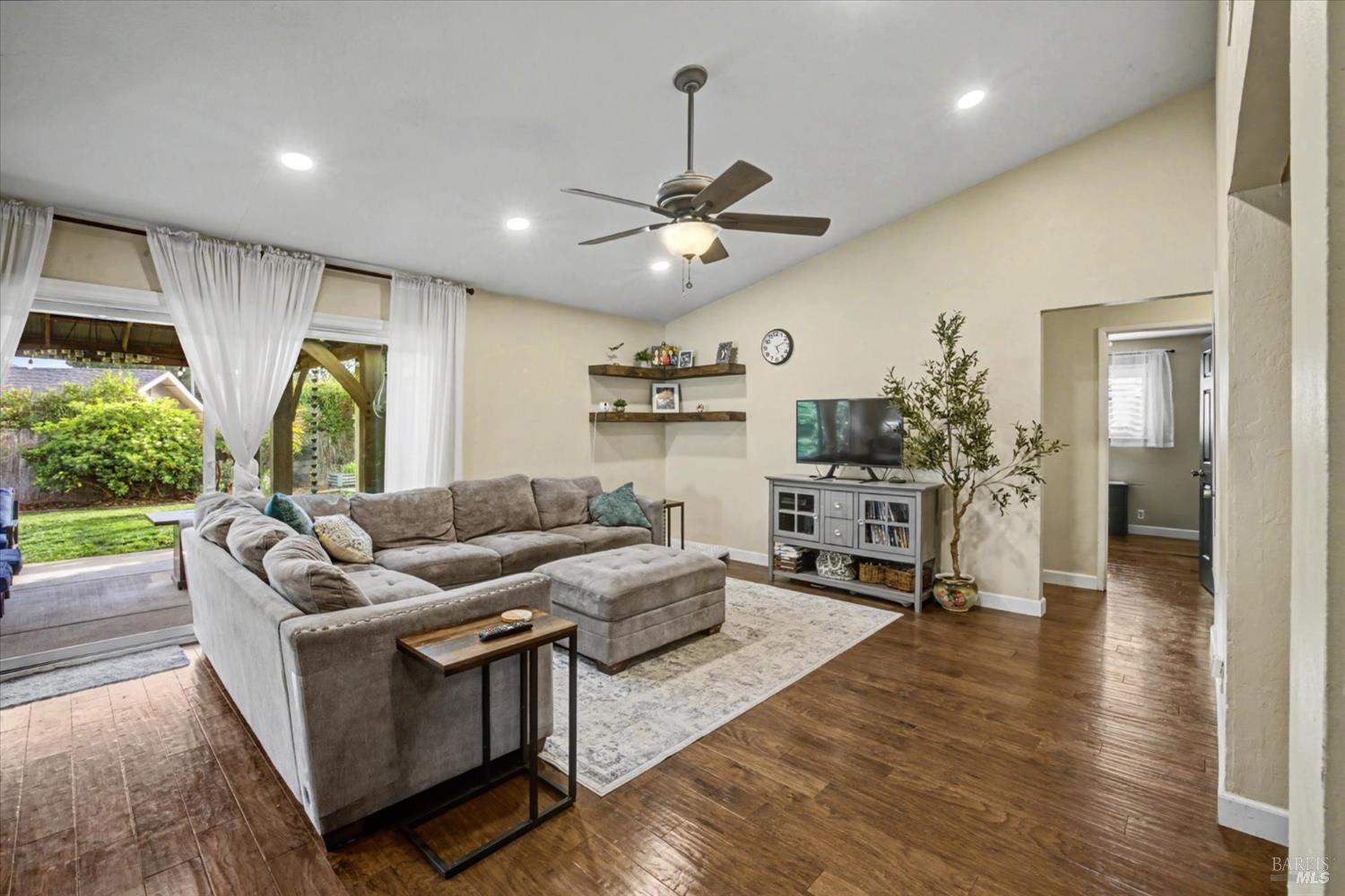 Detail Gallery Image 14 of 68 For 456 Marbella Ln, Vacaville,  CA 95688 - 4 Beds | 2 Baths