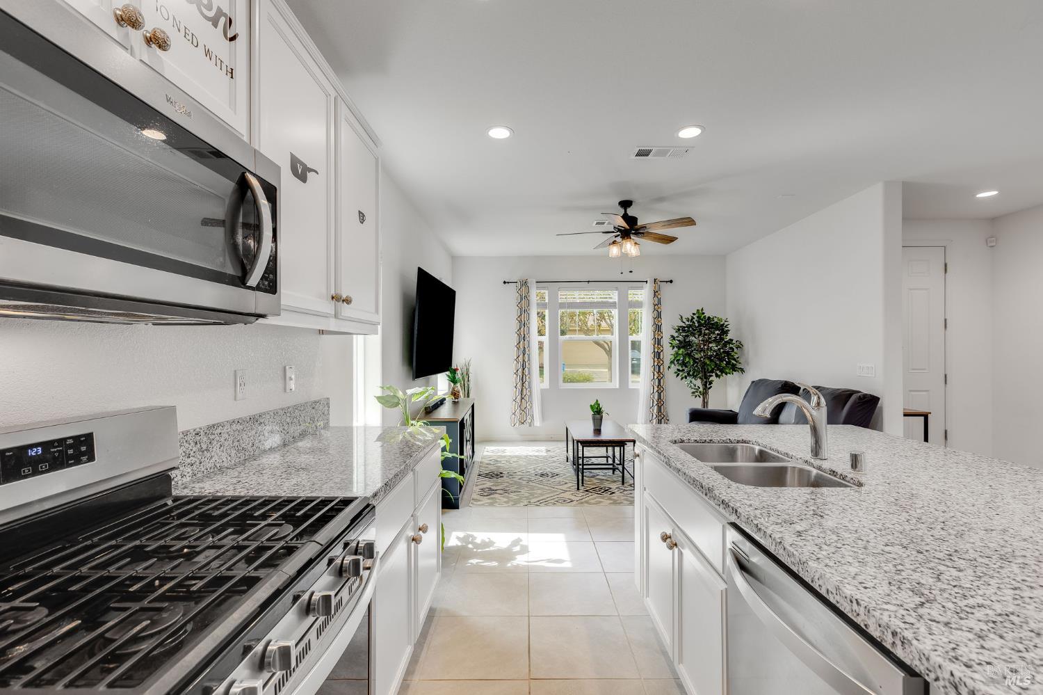 Detail Gallery Image 8 of 64 For 543 Vega Way, Vacaville,  CA 95687 - 3 Beds | 2/1 Baths