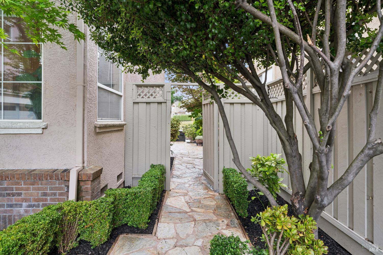 Detail Gallery Image 36 of 49 For 2147 Falcon Ridge Dr, Petaluma,  CA 94954 - 5 Beds | 2/1 Baths