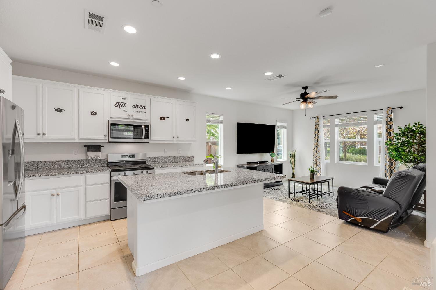 Detail Gallery Image 15 of 64 For 543 Vega Way, Vacaville,  CA 95687 - 3 Beds | 2/1 Baths