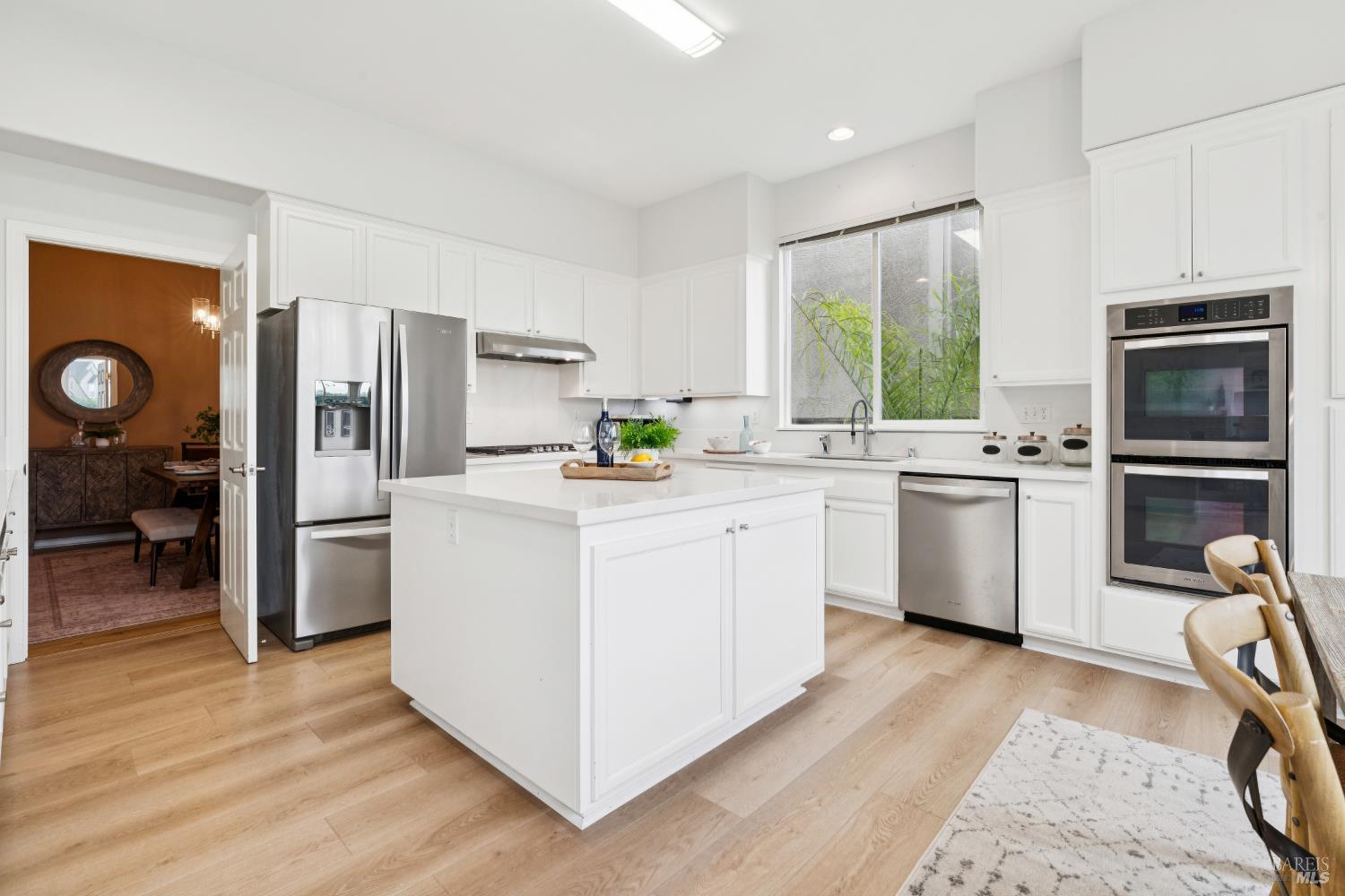 Detail Gallery Image 14 of 49 For 2147 Falcon Ridge Dr, Petaluma,  CA 94954 - 5 Beds | 2/1 Baths