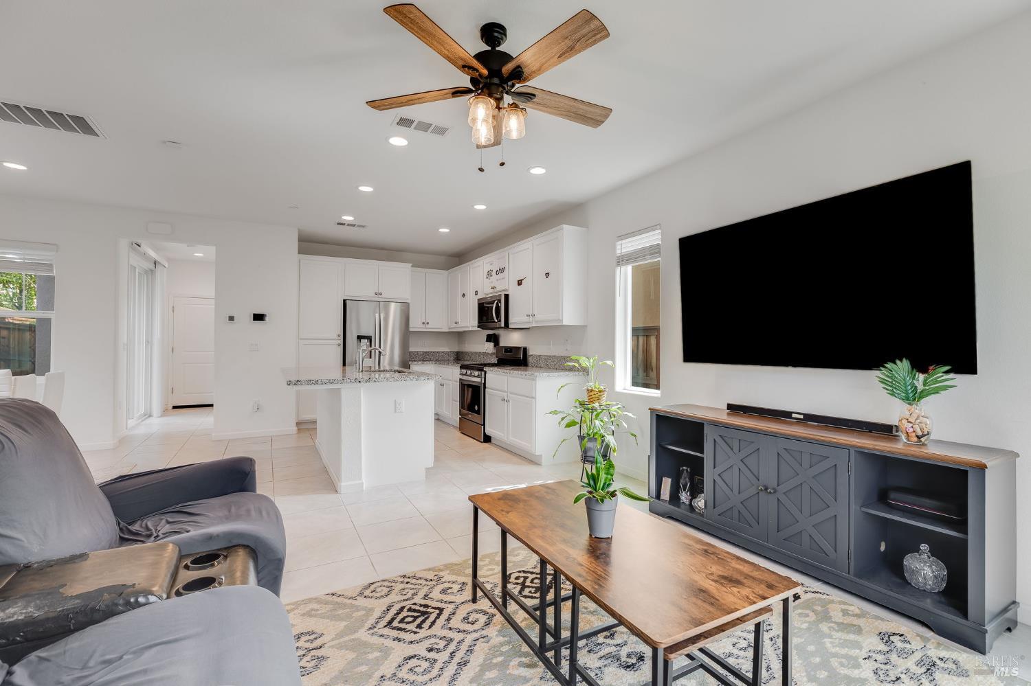 Detail Gallery Image 14 of 64 For 543 Vega Way, Vacaville,  CA 95687 - 3 Beds | 2/1 Baths