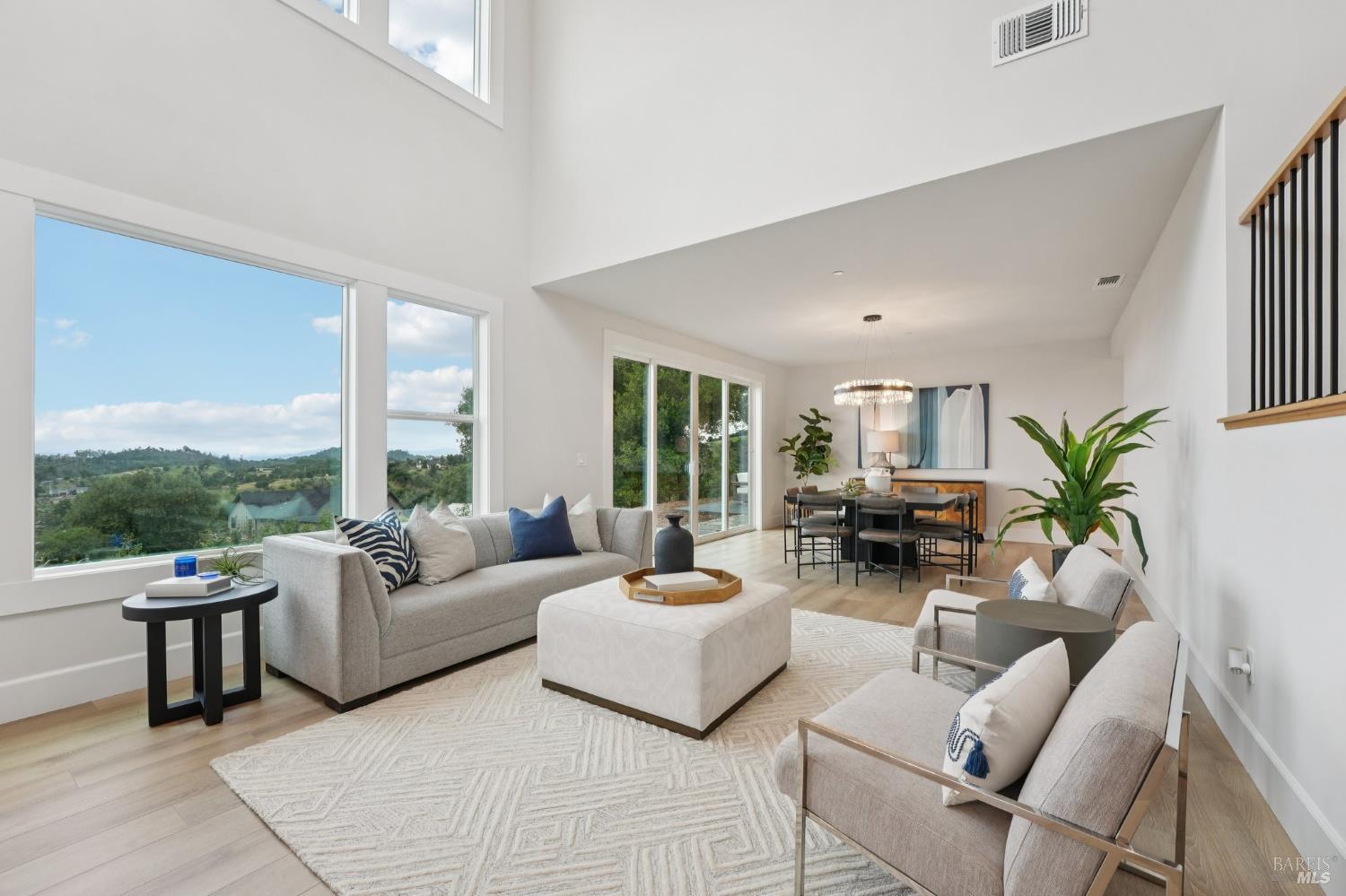 Detail Gallery Image 9 of 80 For 5663 Crystal Dr, Santa Rosa,  CA 95404 - 5 Beds | 3/1 Baths