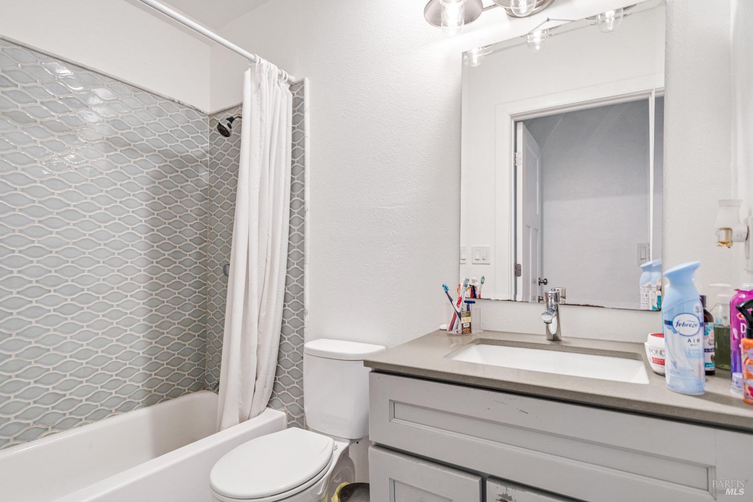 Detail Gallery Image 10 of 12 For 1554 Laurel Ln, Healdsburg,  CA 95448 - 3 Beds | 2 Baths