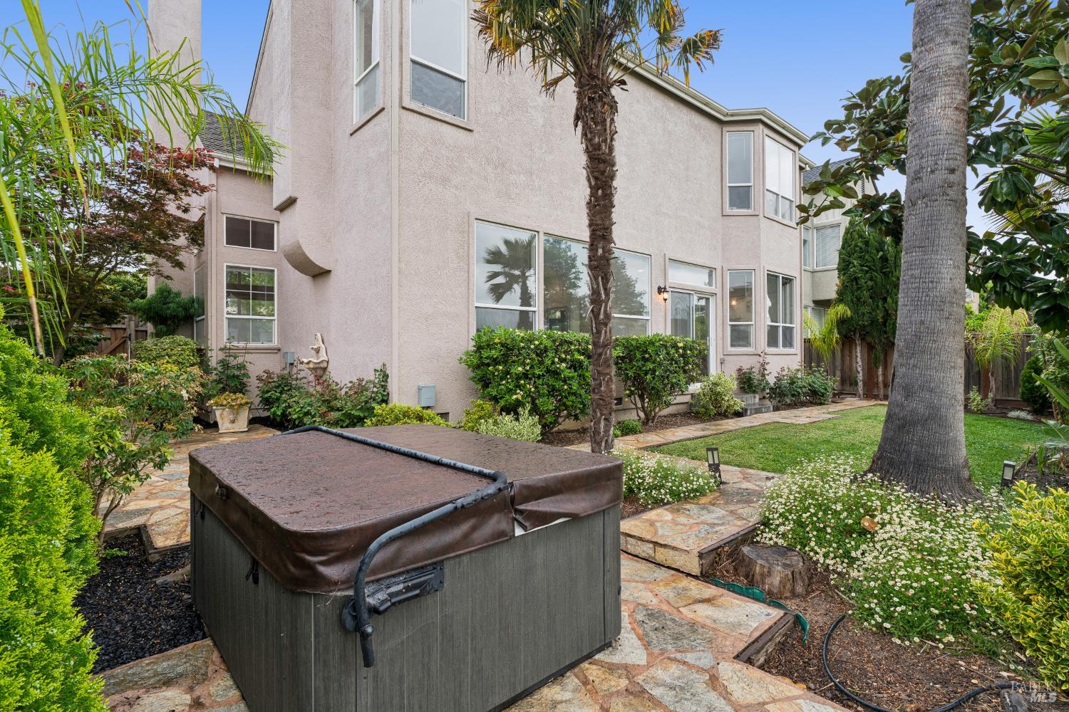 Detail Gallery Image 2 of 49 For 2147 Falcon Ridge Dr, Petaluma,  CA 94954 - 5 Beds | 2/1 Baths