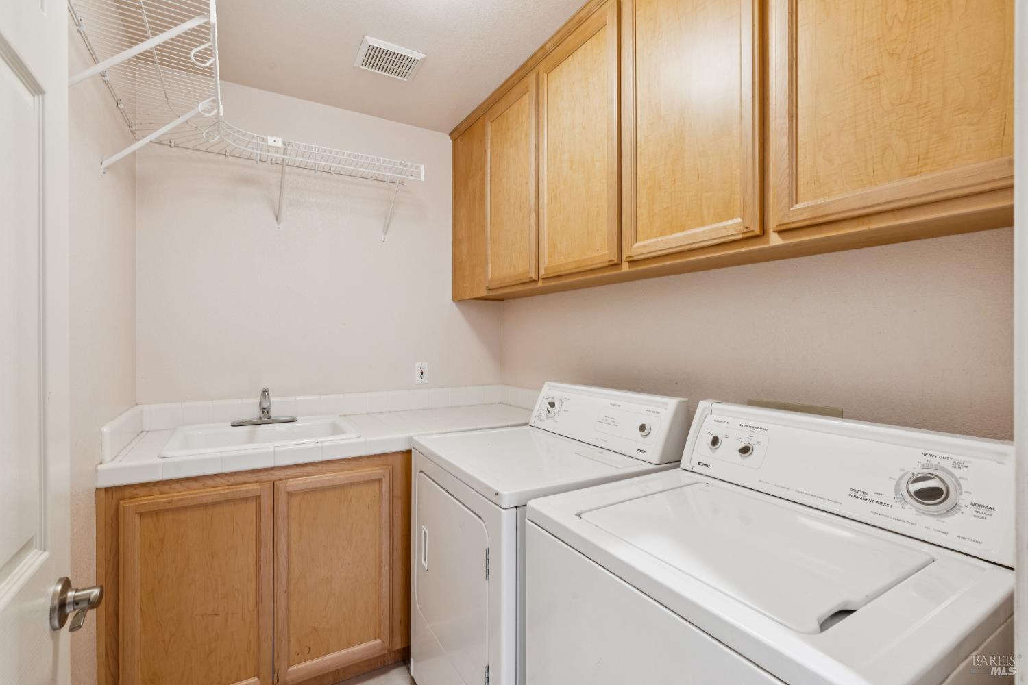 Detail Gallery Image 20 of 49 For 2147 Falcon Ridge Dr, Petaluma,  CA 94954 - 5 Beds | 2/1 Baths