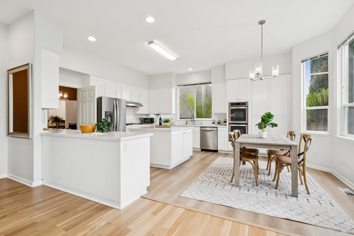 Detail Gallery Image 12 of 49 For 2147 Falcon Ridge Dr, Petaluma,  CA 94954 - 5 Beds | 2/1 Baths