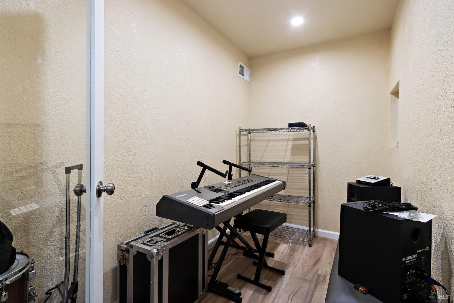 Detail Gallery Image 9 of 17 For 942 5th St, Vallejo,  CA 94590 - 3 Beds | 2 Baths