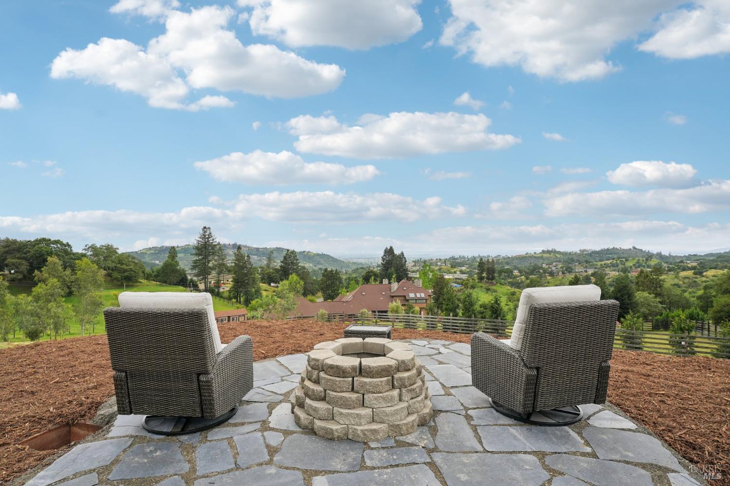 Detail Gallery Image 6 of 80 For 5663 Crystal Dr, Santa Rosa,  CA 95404 - 5 Beds | 3/1 Baths