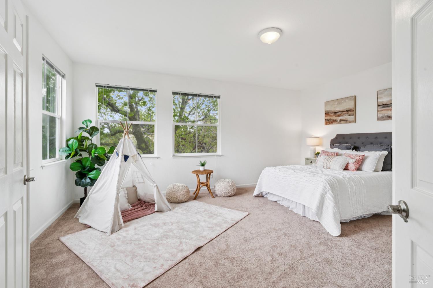 Detail Gallery Image 35 of 49 For 2147 Falcon Ridge Dr, Petaluma,  CA 94954 - 5 Beds | 2/1 Baths