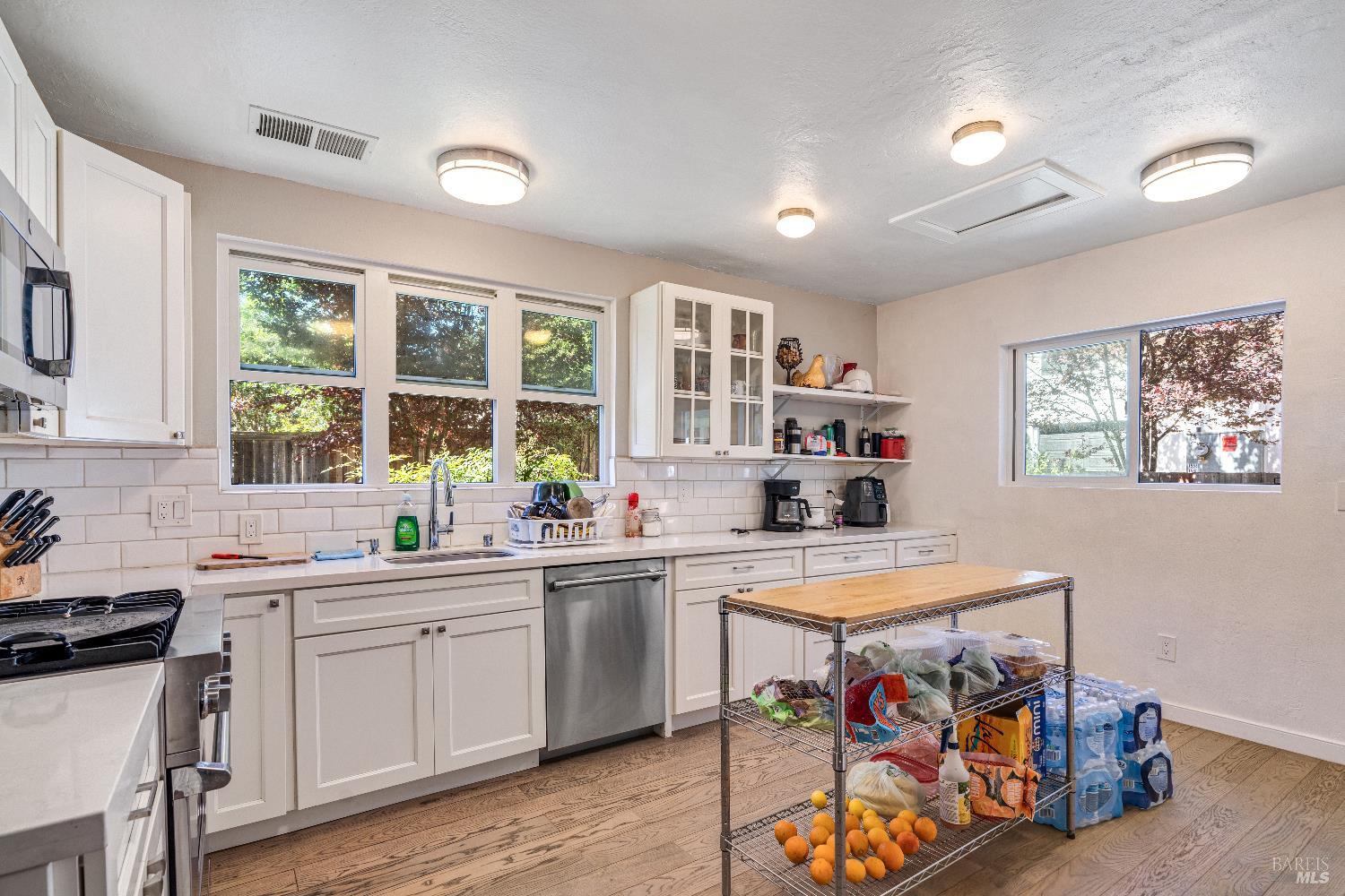Detail Gallery Image 9 of 12 For 1554 Laurel Ln, Healdsburg,  CA 95448 - 3 Beds | 2 Baths