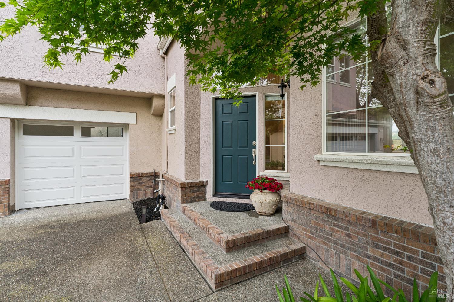 Detail Gallery Image 4 of 49 For 2147 Falcon Ridge Dr, Petaluma,  CA 94954 - 5 Beds | 2/1 Baths