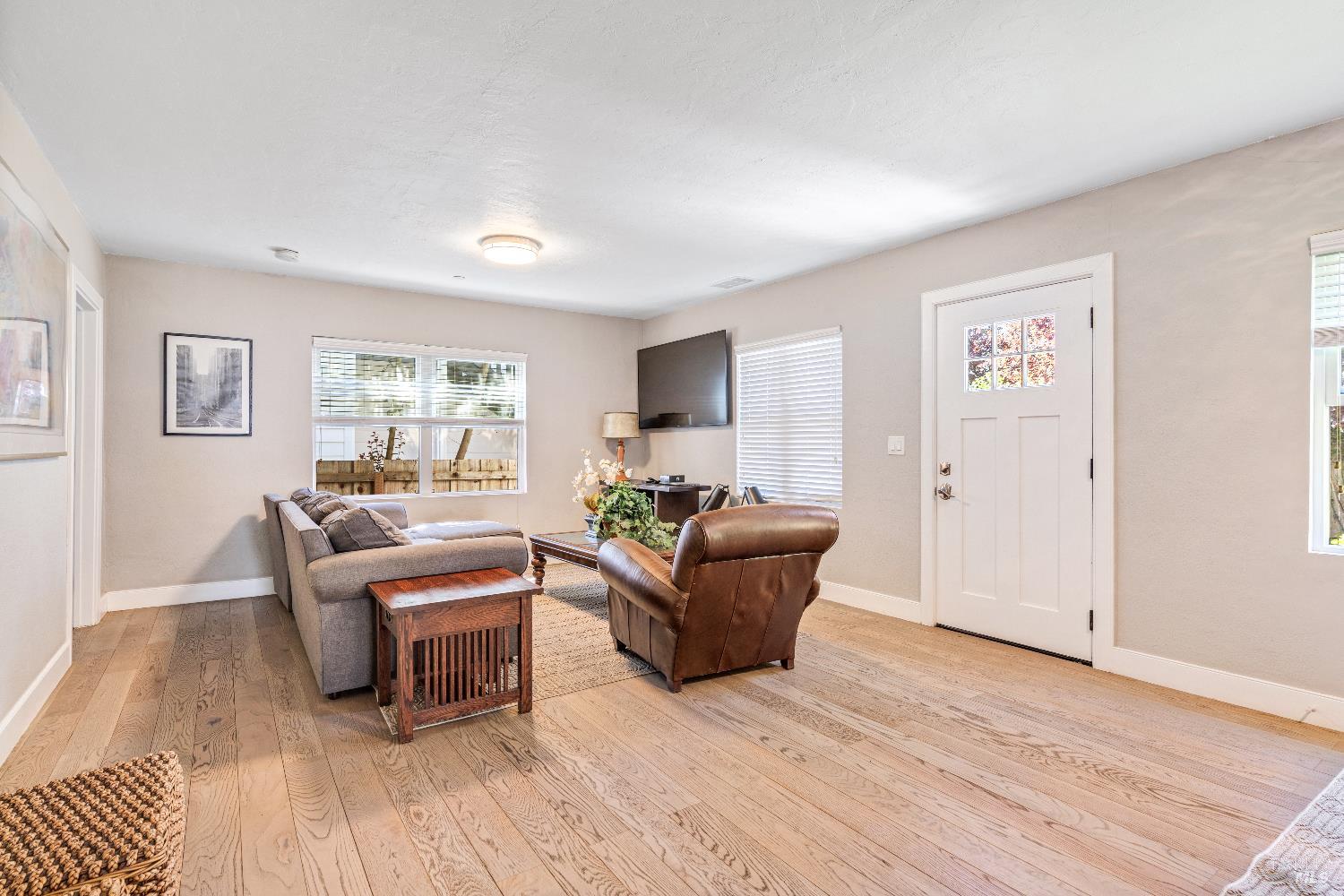 Detail Gallery Image 4 of 12 For 1554 Laurel Ln, Healdsburg,  CA 95448 - 3 Beds | 2 Baths