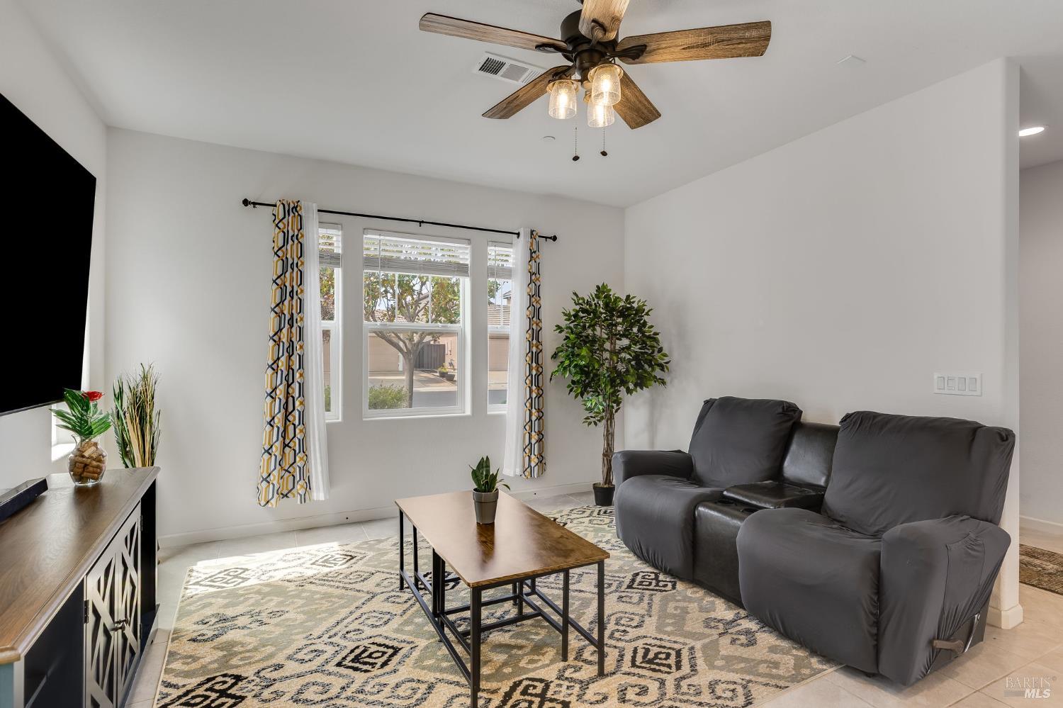 Detail Gallery Image 13 of 64 For 543 Vega Way, Vacaville,  CA 95687 - 3 Beds | 2/1 Baths