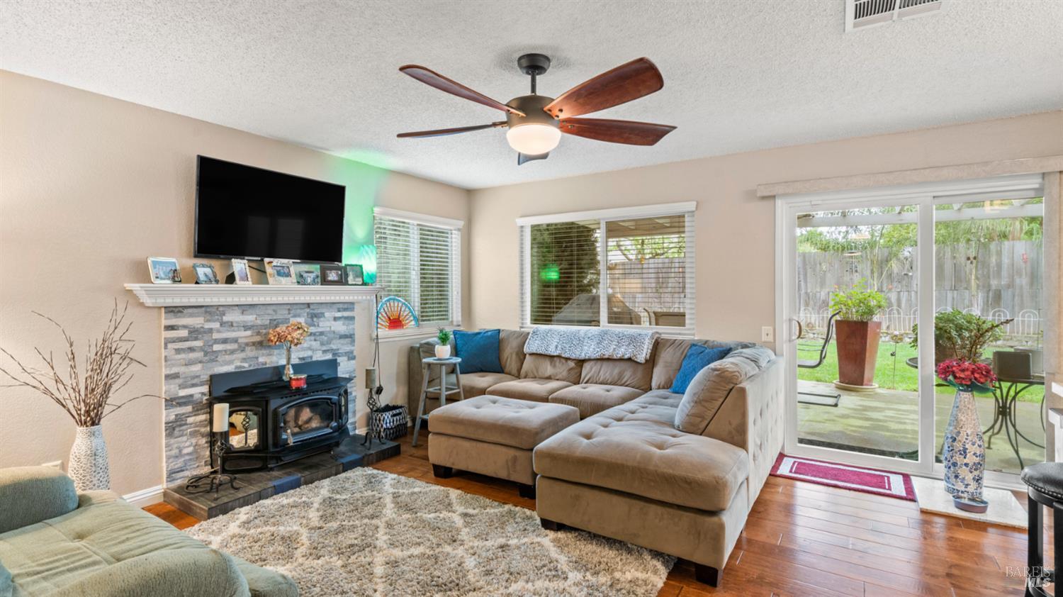 Detail Gallery Image 23 of 72 For 606 Sunnyvale Pl, Vacaville,  CA 95687 - 5 Beds | 2/1 Baths