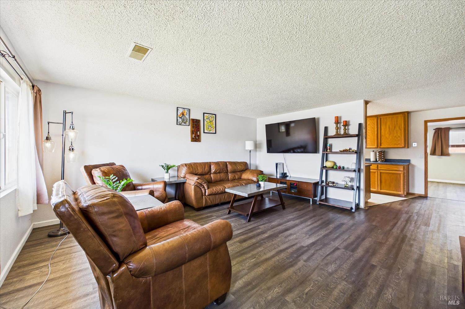 Detail Gallery Image 7 of 40 For 2393 Ohio St, Eureka,  CA 95501 - 3 Beds | 2 Baths