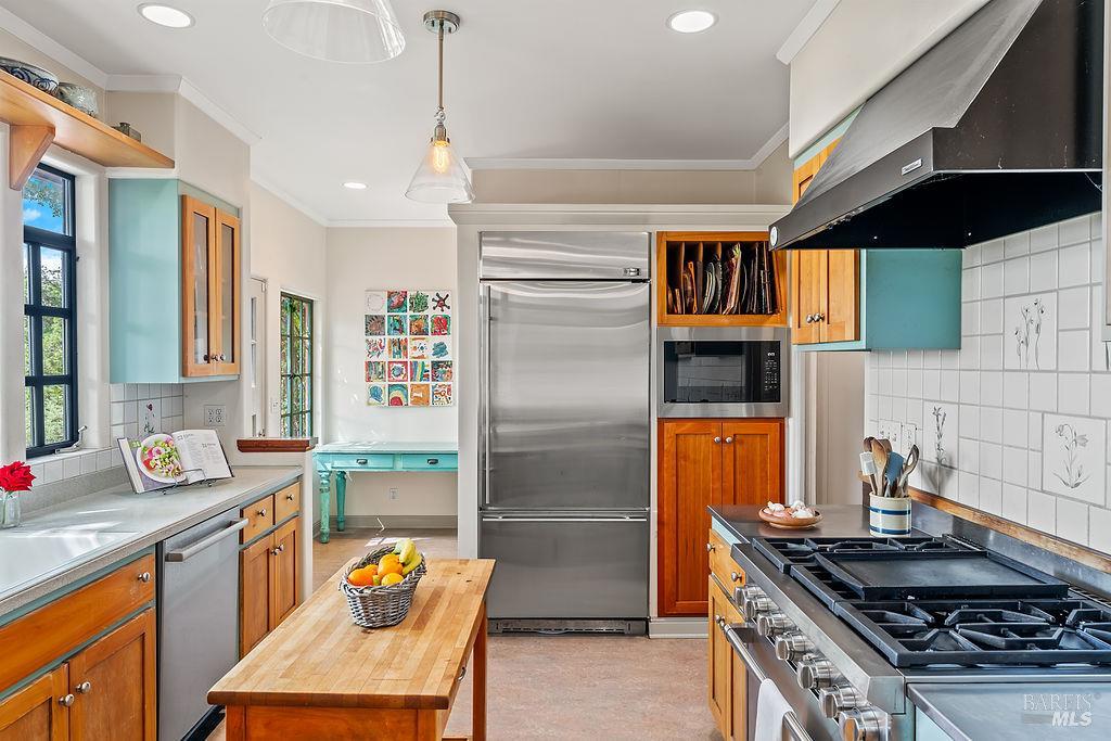 Detail Gallery Image 13 of 72 For 1212 N Fitch Mountain Rd, Healdsburg,  CA 95448 - 5 Beds | 3 Baths