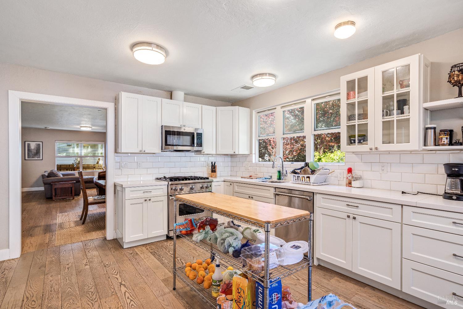 Detail Gallery Image 8 of 12 For 1554 Laurel Ln, Healdsburg,  CA 95448 - 3 Beds | 2 Baths