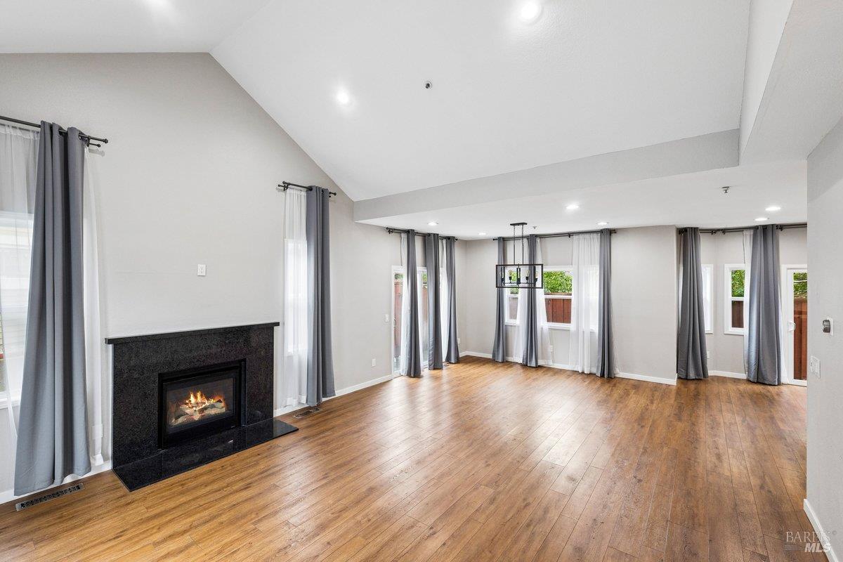 Detail Gallery Image 2 of 14 For 4 Courtney Ln, Mill Valley,  CA 94941 - 3 Beds | 2/1 Baths