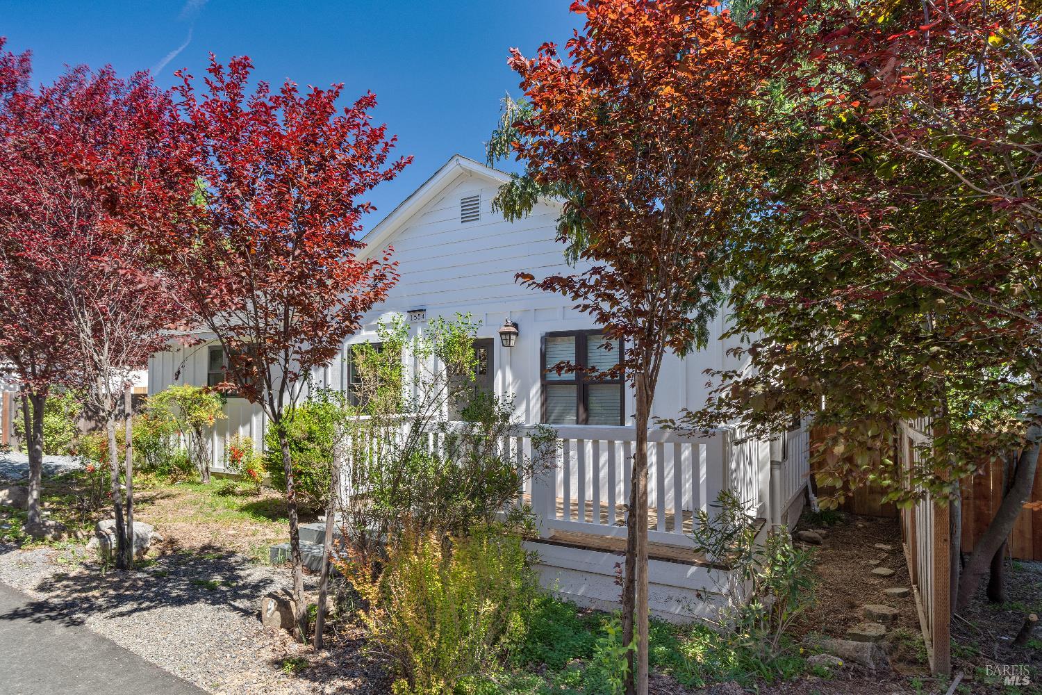 Detail Gallery Image 2 of 12 For 1554 Laurel Ln, Healdsburg,  CA 95448 - 3 Beds | 2 Baths