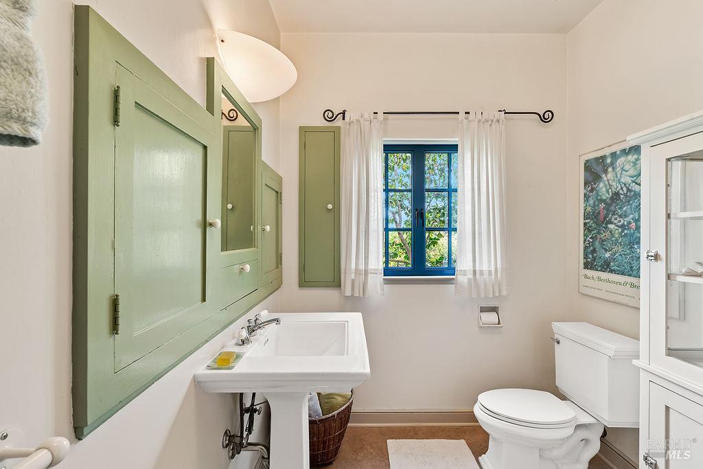 Detail Gallery Image 20 of 72 For 1212 N Fitch Mountain Rd, Healdsburg,  CA 95448 - 5 Beds | 3 Baths