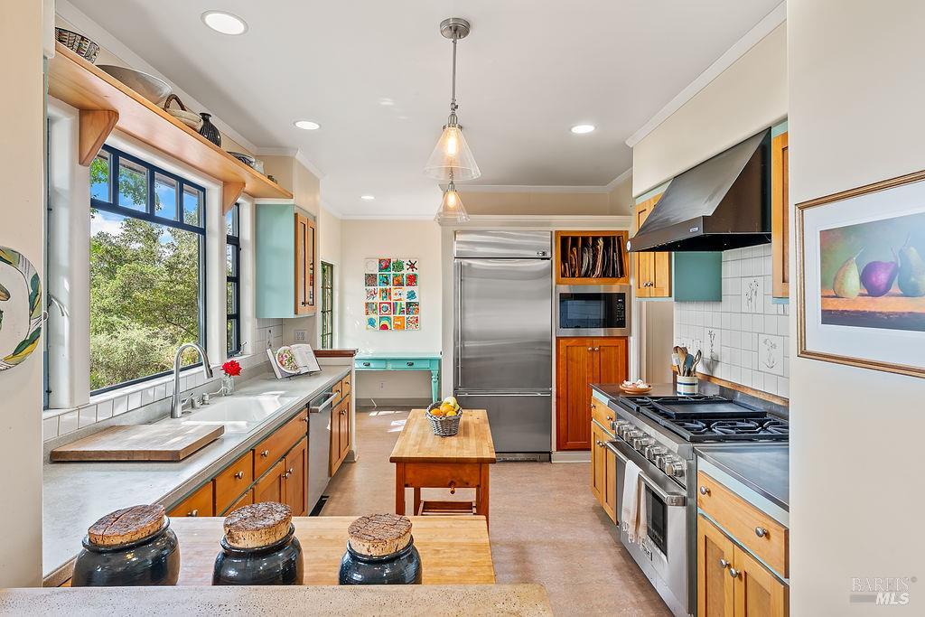 Detail Gallery Image 12 of 72 For 1212 N Fitch Mountain Rd, Healdsburg,  CA 95448 - 5 Beds | 3 Baths