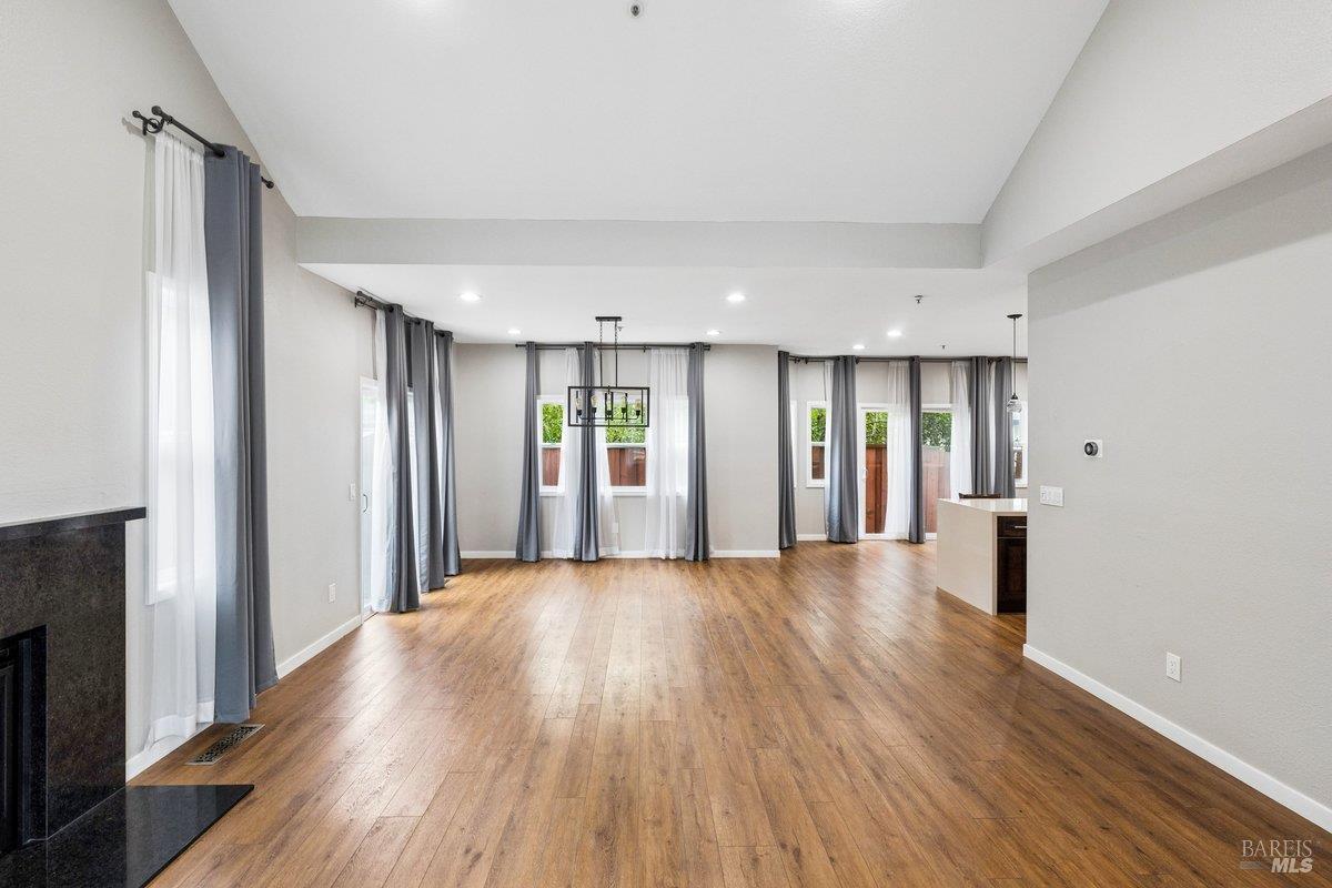 Detail Gallery Image 3 of 14 For 4 Courtney Ln, Mill Valley,  CA 94941 - 3 Beds | 2/1 Baths