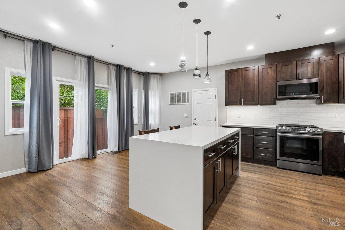 Detail Gallery Image 5 of 14 For 4 Courtney Ln, Mill Valley,  CA 94941 - 3 Beds | 2/1 Baths