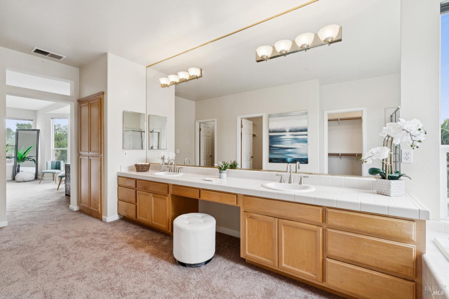 Detail Gallery Image 27 of 49 For 2147 Falcon Ridge Dr, Petaluma,  CA 94954 - 5 Beds | 2/1 Baths