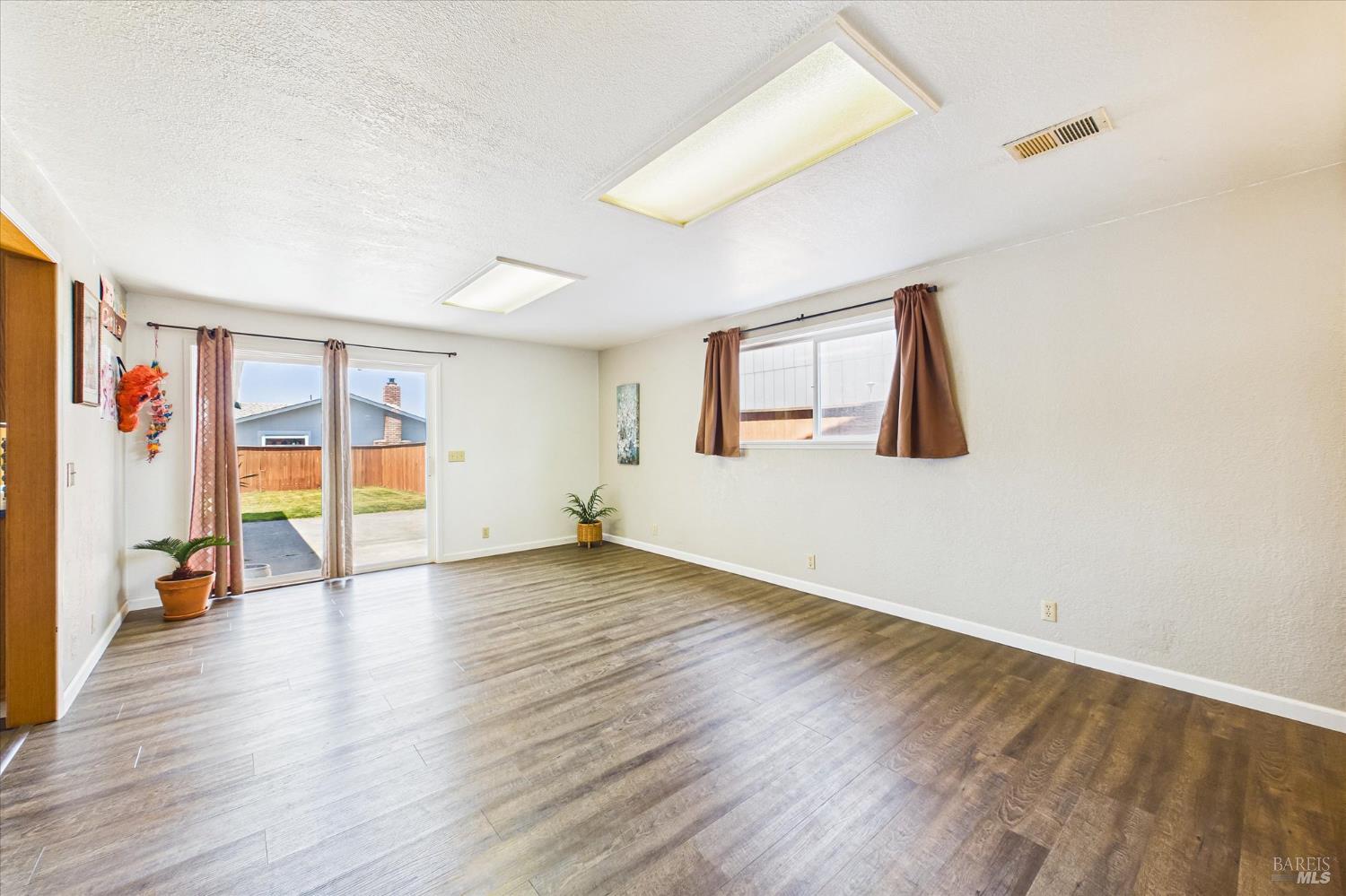 Detail Gallery Image 19 of 40 For 2393 Ohio St, Eureka,  CA 95501 - 3 Beds | 2 Baths