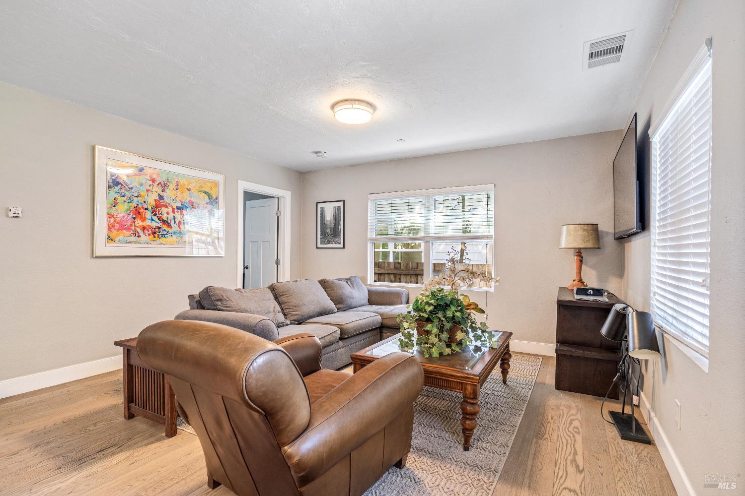 Detail Gallery Image 5 of 12 For 1554 Laurel Ln, Healdsburg,  CA 95448 - 3 Beds | 2 Baths